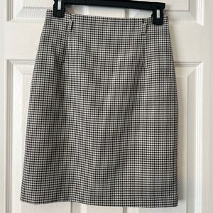 H&M Women’s Skirt With Belt Loops. Size 2